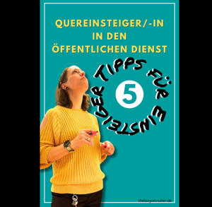 Quereinsteiger/-in im öffentlichern Dienst Vorschaubild, Frau in gelbem Strickpullover sieht quer nach oben auf die Überschrift, nachdenklich, hält einen Edding in rechter Hand, den Deckel in der rechten, bereit für Notizen, Hintergrund türkis