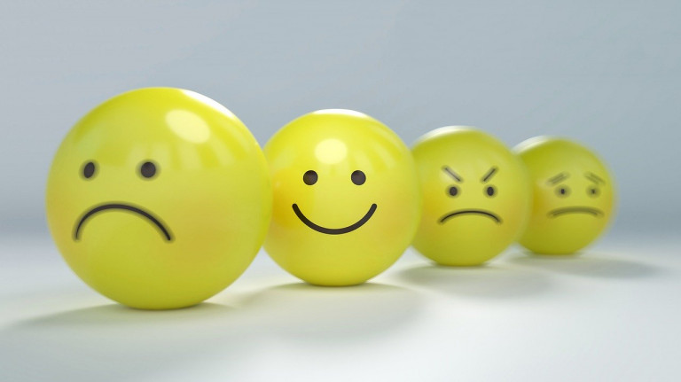 Optimisus, 4 Smileybälle, 3 zornig, Fokus auf 1, der lacht